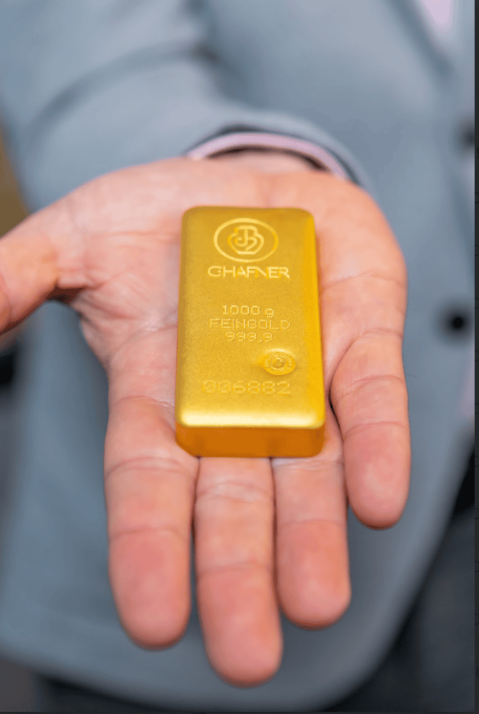 Goldsparplan - 1000g Goldbarren in der Hand